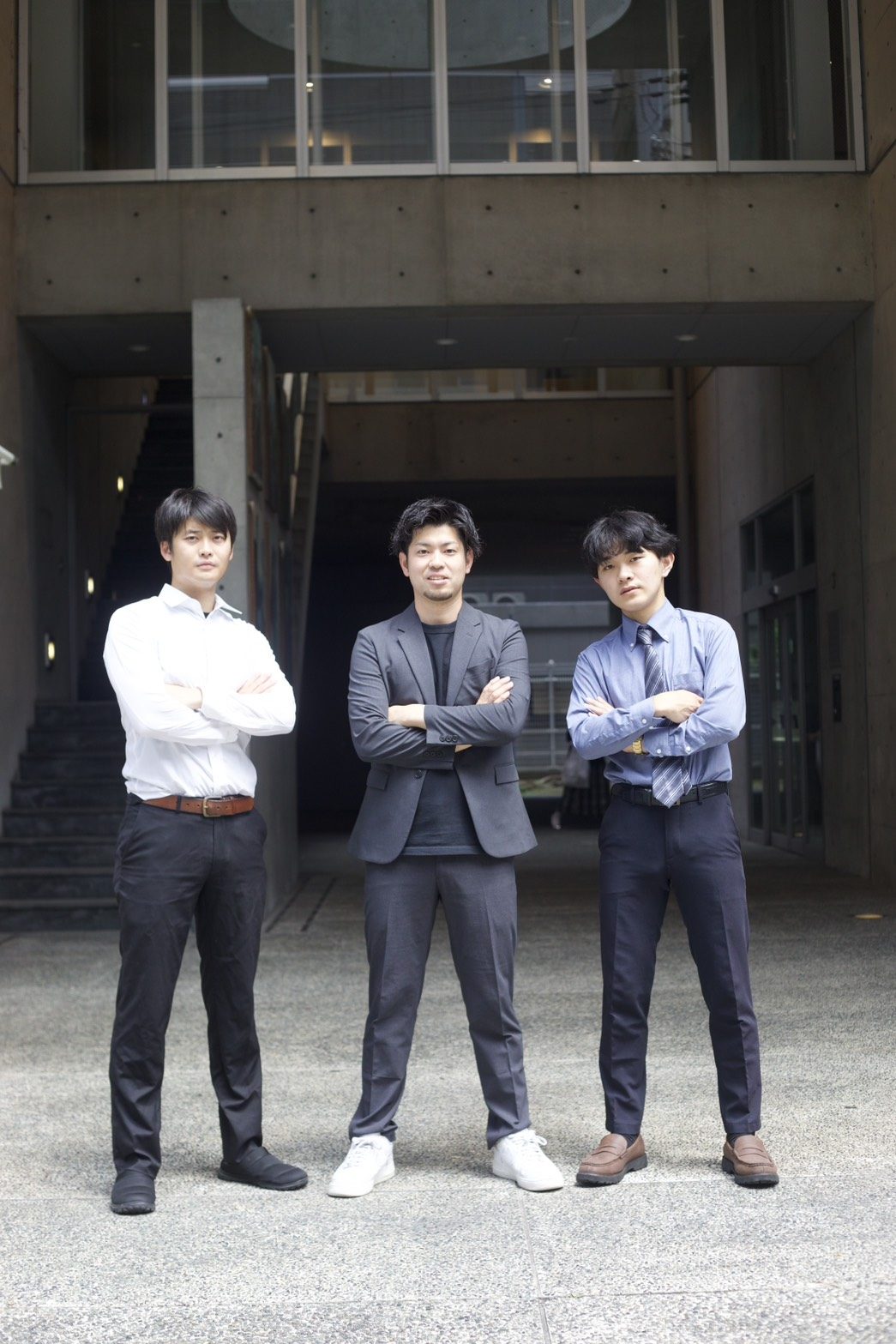 腕を組み並んで立つBLAYNの営業スタッフ3名