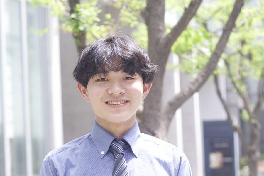 並木を背に立つ長岡歩武